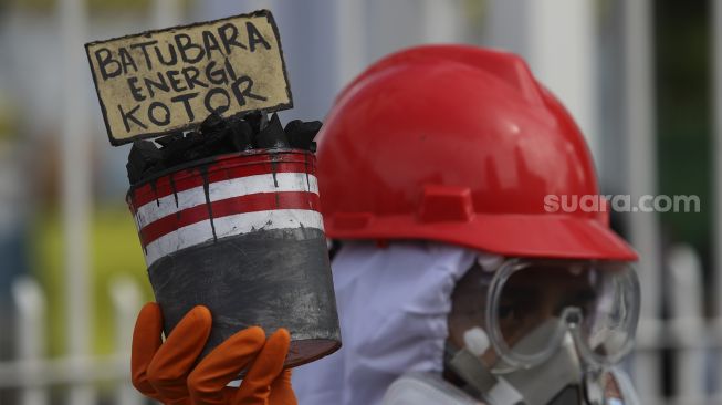 Aktivis Wahana Lingkungan Hidup Indonesia (Walhi) menggelar aksi di depan gedung Kementerian Energi dan Sumber Daya Mineral Republik Indonesia, Jakarta, Jumat (11/12/2020). [Suara.com/Angga Budhiyanto]