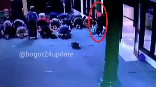 Gak Ada Akhlak, Viral Maling Curi Tas di Masjid Bogor saat Jamaah Sujud