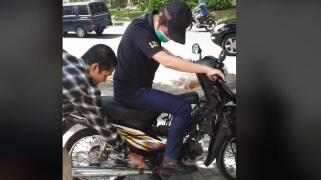 Crazy Rich Surabaya kebingungnan cara menghidupkan motor Honda Supra Fit (TikTok)
