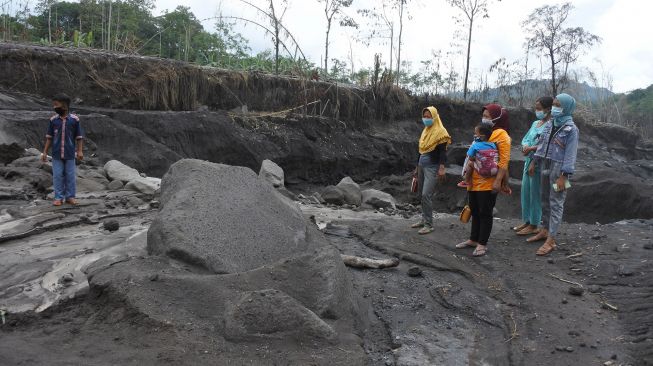 Warga melihat langsung aliran lahar dingin Gunung Semeru di Desa Supiturang, Pronojiwo, Lumajang, Jawa Timur, Sabtu (12/12/2020). ANTARA FOTO/Seno
