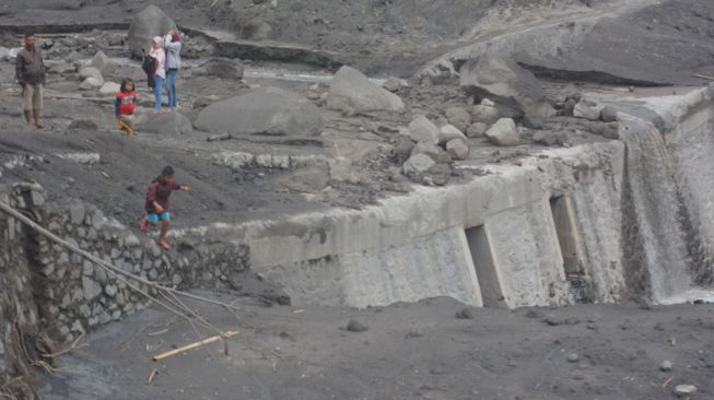 Warga melihat langsung aliran lahar dingin Gunung Semeru di Desa Supiturang, Pronojiwo, Lumajang, Jawa Timur, Sabtu (12/12/2020). ANTARA FOTO/Seno