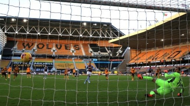 Penyerang Aston Villa Anwar El Ghazi melepaskan tendangan penalti ke gawang Wolverhampton dalam lanjutan Liga Inggris di Stadion Molineux, Wolverhampton, Inggris, Sabtu (12/12/2020). [AFP]