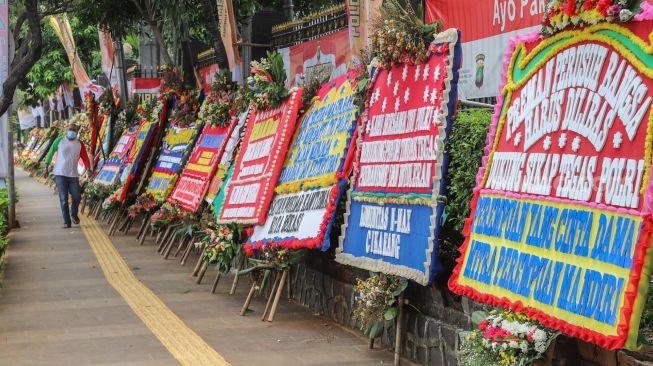 Karangan bunga membanjiri halaman depan Polda Metro Jaya, Jakarta Selatan, (12/12). [Suara.com/Alfian Winanto]