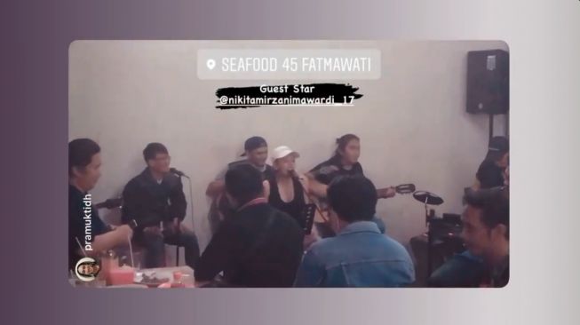 Makan Seafood di Pinggir Jalan, Nikita Mirzani Tak Segan Ikut Sumbang Lagu