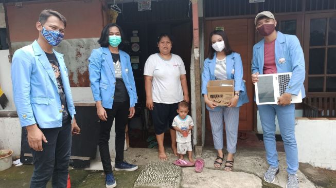 Cegah Korban Covid-19 Bertambah, Mahasiswa Nusa Mandiri Bagikan Masker