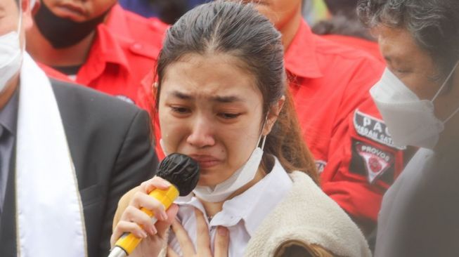 Jenazah penyanyi Melisha Pricillia Sidabutar atau Melisha Indonesian Idol dimakamkan di Tempat Pemakaman Umum (TPU) Pedurenan, Bantar Gebang Setu, Kota Bekasi, Kamis (10/12/2020) siang. [Suara.com/Alfian Winanto]
