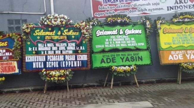 Karangan bunga ucapan selamat kepada paslon Mohammad Idris-Imam Budi Hartono (Idris-Imam) terkait kemenangan di Pilkada Depok 2020. [Ist]