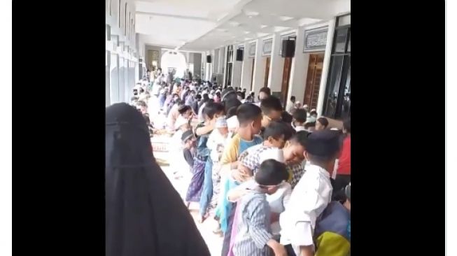 Anak-anak berebut nasi kotak setelah salat jumat di masjid. - (Twitter/@menteriDIGITAL)