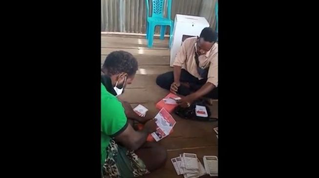 Viral! Rekaman Video Tunjukkan 3 Petugas KPPS Asmat Coblos Surat Suara