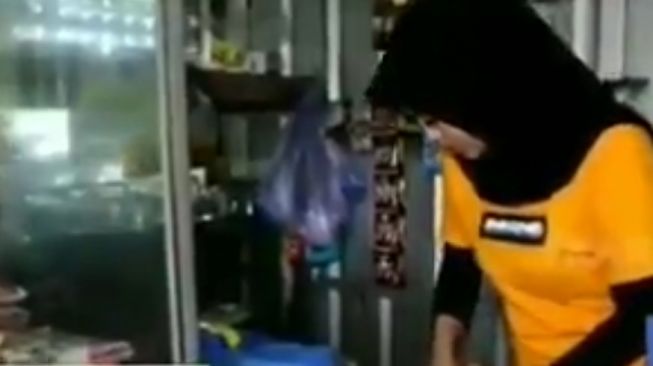 Tangkapan layar video penjual tempe mendoan mirip Syahrini. ( Facebook/@Tri Haryanto)