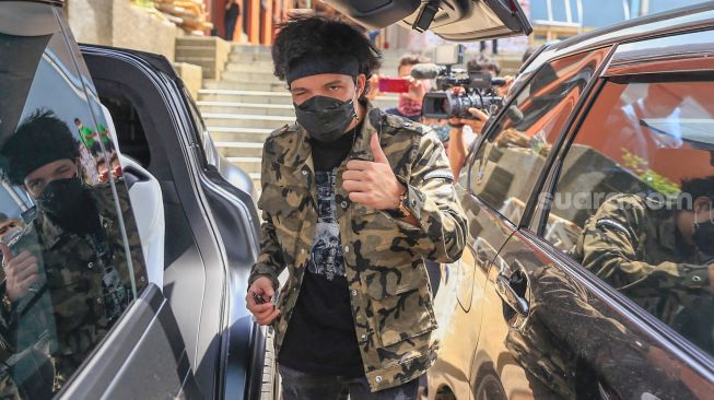 Atta Halilintar ketika akan masuk ke mobilnya saat ditemui di Kawasan Tendean, Jakarta Selatan, Selasa (8/12). [Suara.com/Alfian Winanto]