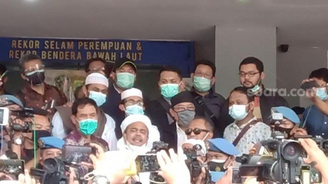 Pimpinan Front Pembela Islam (FPI) Habib Rizieq Shihab tiba di Mapolda Metro Jaya untuk menjalani pemeriksaan terkait kasus dugaan pelanggaran protokol kesehatan, Sabtu (12/12/2020). [Suara.com/Yosea Arga Pramudita]