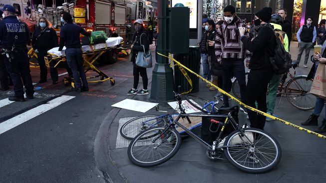 Petugas berwenang mengamankan lokasi kejadian penabrakan massa demonstran di Third Avenue, Manhattan, New York, AS, Jumat (11/12/2020).  [TIMOTHY A. CLARY / AFP]
