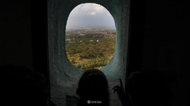 Pengunjung menikmati pemandangan Bali dari lantai 23 GWK. (dok.GWK)
