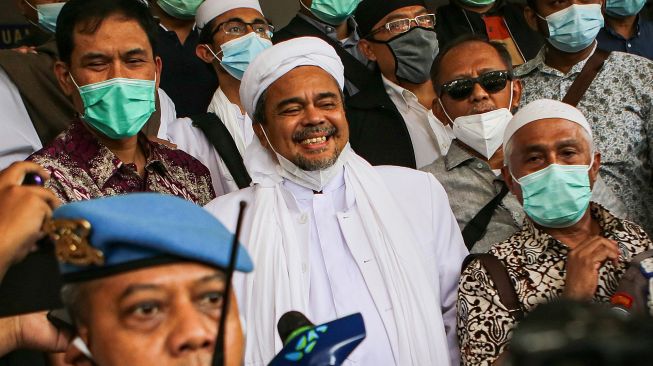 Imam Besar Front Pembela Islam (FPI) Habib Rizieq Shihab (tengah) bersiap menjalani pemeriksaan di Mapolda Metro Jaya, Jakarta, Sabtu (12/12/2020