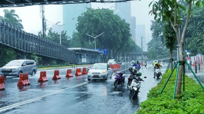 Deretan potret parkir sembarangan yang bikin kesal. (Facebook/Parkir Egois & Ngawur)