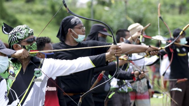 Peserta membidik sasaran pada giat latihan bersama panahan tradisional di Alam Indah Lestari, Banyuwangi, Jawa Timur, Minggu (13/12/2020). [ANTARA FOTO/Budi Candra Setya]