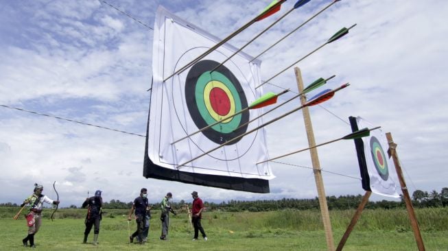 Peserta panahan tradisional mengambil busur saat berlatih di Alam Indah Lestari, Banyuwangi, Jawa Timur, Minggu (13/12/2020). [ANTARA FOTO/Budi Candra Setya]