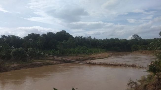 Jembatan Gantung Putus, 9 Warga Jadi Korban dan Tercebur ke Sungai