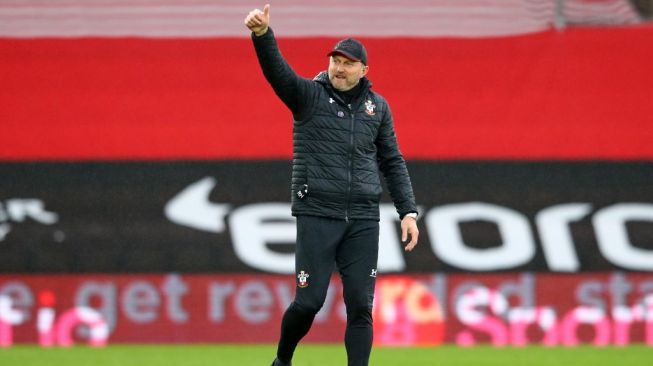 Gestur pelatih Southampton, Ralph Hasenhuttl usai timnya mengamankan kemenangan 3-0 atas Sheffield United dalam laga Liga Inggris di St. Mary's Stadium, Minggu (13/12/2020) malam WIB. [MICHAEL STEELE / POOL / AFP]