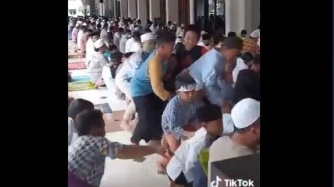 Bar-bar! Video Anak-anak Jumatan, Habis Salam Langsung Rebutan Makanan