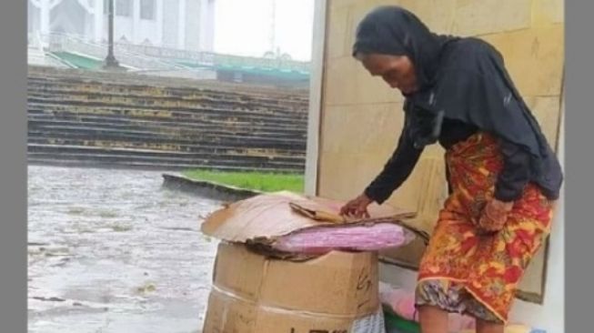 Kisah Pilu Nenek Sophia, Sebatang Kara Hidup di Kompleks Masjid