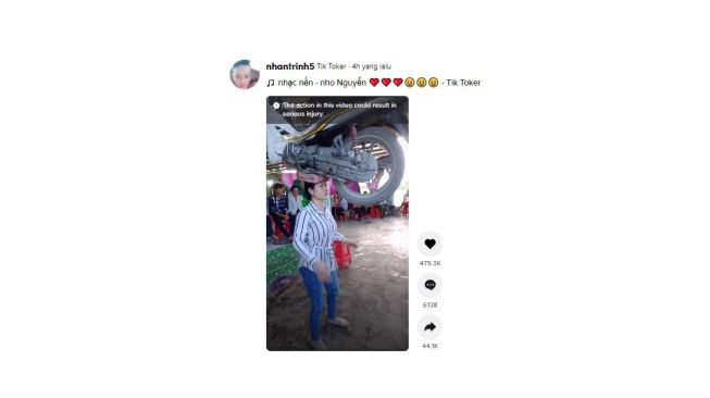 Postingan warganet perempuan kuat angkat sepeda motor dengan kepala. [Twittter]