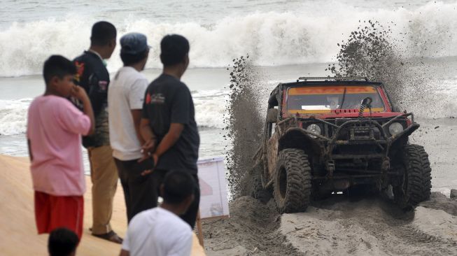 Mobil Terjebak Lumpur? Jangan Panik! Ini Trik Jitu Mengatasinya