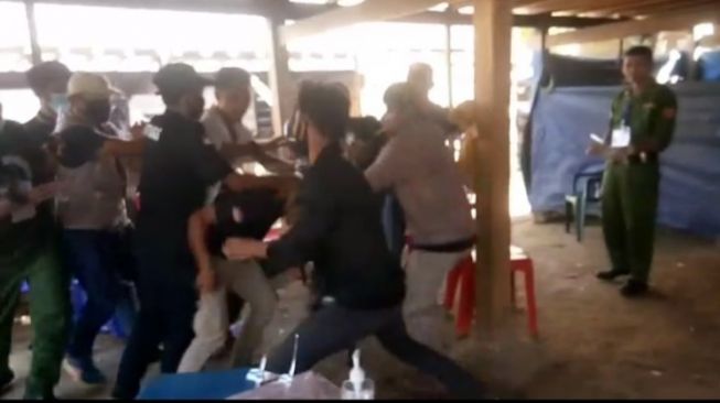 Ceh..! Dua Warga Kopeang Adu Jotos Dalam Area TPS