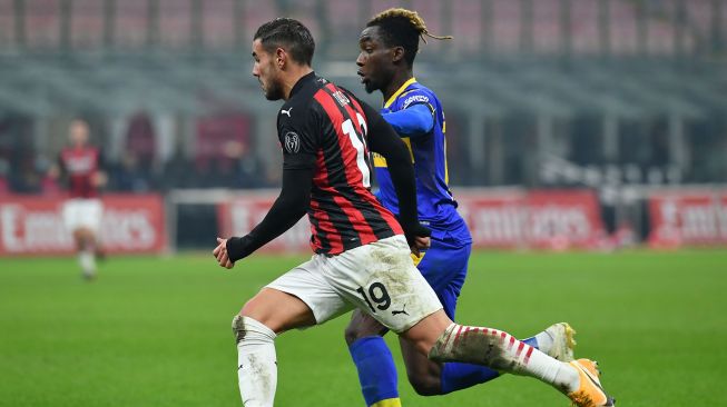 Bek AC Milan Theo Hernandez (Kiri) mengungguli penyerang Parma Yann Karamoh pertandingan sepak bola Serie A Italia AC Milan melawan Parma di stadion San Siro, Milan, Italia, Senin (14/12) dini hari WIB. 
Isabella BONOTTO / AFP
