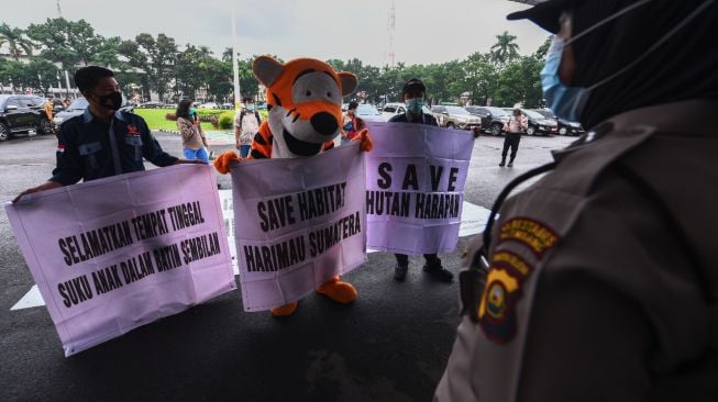 Tolak Jalan Tambang di Hutan Alam, Massa Aksi Gunakan Kostum Harimau