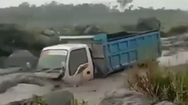 Truk penambang pasir dibikin tak berdaya dengan derasnya aliran lahar dingin Gunung Semeru (Instagram)