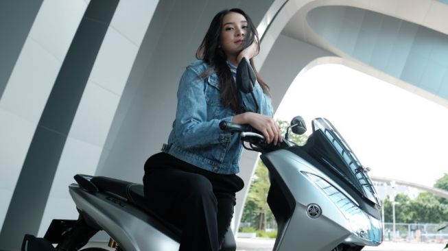 Anya Geraldine beraya dengan Yamaha Lexi [Yamaha Indonesia, Instagram @anyageraldine].