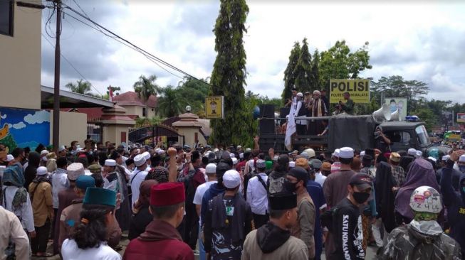 Ratusan perwakilan Ormas Islam dan pimpinan pesantren di Kabupaten Tasikmalaya mendatangi Polres Tasikmalaya, Jalan Raya Mangunreja, Kabupaten Tasikmalaya, Senin (14/12/2020). Mereka menyuarakan dan menuntut Habib Rizieq Sihab (HRS) dibebaskan atas tuduhan apapun. (Ayotasik.com/Irpan Wahab)