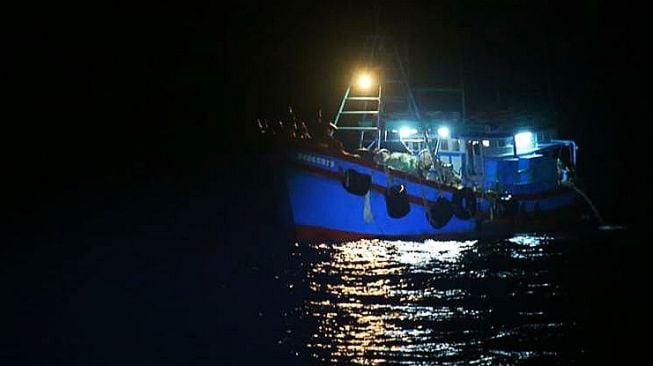 TNI AL menangkap kapal berbendera Vietnam mencuri ikan di Perairan Natuna. [Foto: Istimewa]