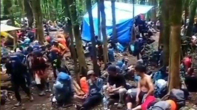 Viral Penampakan Gunung Ramai Dipenuhi Pendaki, Publik: Kayak Pasar Kaget