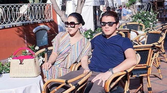 Syahrini dan Reino Barack saat berlibur di Capri, Italia. [Instagram]