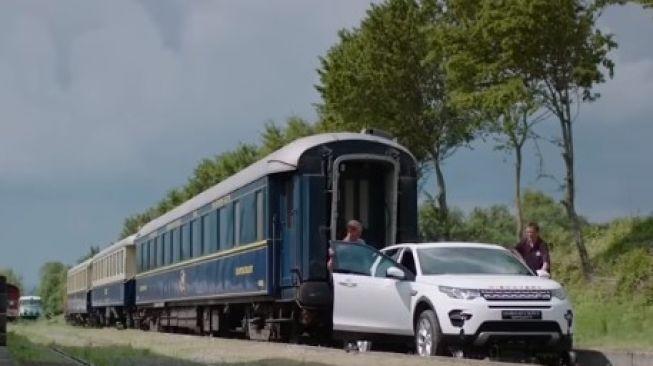 Mobil SUV Land ROver Discovery digunakan untuk menarik 3 gerbong kereta api (Facebook)