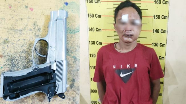 Acungkan Senjata ke Polisi, Pria di Medan Babak Belur Dibalbal Massa