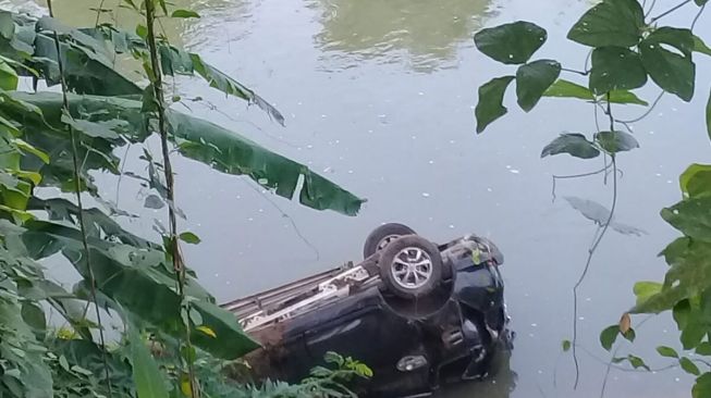 Diduga Gegara Sopir Mengantuk, Mobil Avanza Terjun Ke Sungai Enim