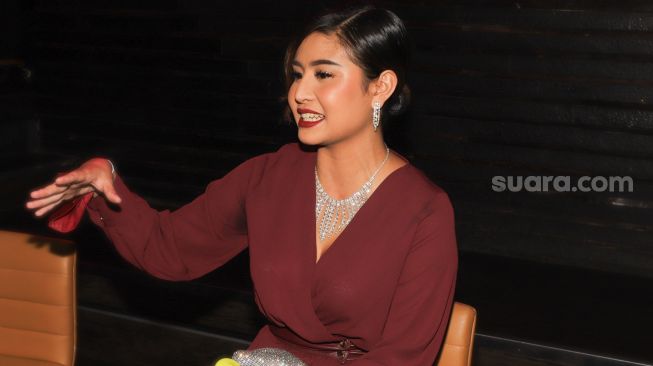 Ubah Stigma Cewek Perokok, Awkarin Rilis Liquid Vape