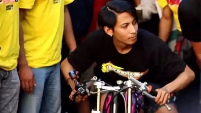 Pria mirip Chef Juna jadi sorotan saat naik motor drag (Facebook)