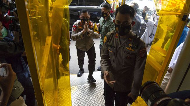 Kapolda Metro Jaya Irjen Pol. Fadil Imran (kiri) tiba di kantor Komnas HAM untuk memberikan keterangan di Menteng, Jakarta, Senin (14/12/2020). [ANTARA FOTO/Aditya Pradana Putra]