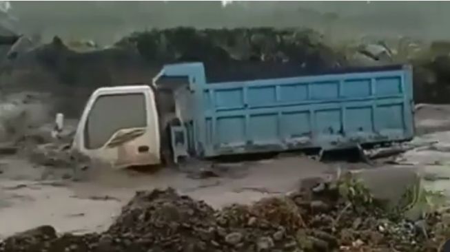 Detik-detik Truk Dihadang Lahar Dingin Gunung Semeru, Lemah Tak Berdaya