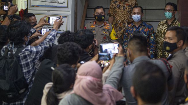 Kapolda Metro Jaya Irjen Pol. Fadil Imran (kiri) bersama Ketua Komnas HAM Ahmad Taufan Damanik (kanan) menjawab pertanyaan wartawan usai dimintai keterangan di Menteng, Jakarta, Senin (14/12/2020).  [ANTARA FOTO/Aditya Pradana Putra]