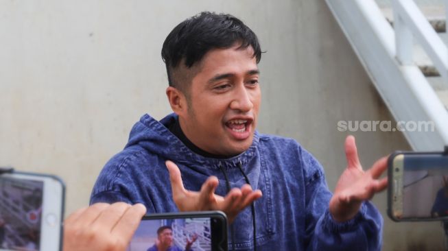 Ekspresi Presenter Irfan Hakim ketika diwawancarai awak media di Kawasan Tendean, Jakarta Selatan, Senin (14/12). [Suara.com/Alfian Winanto]