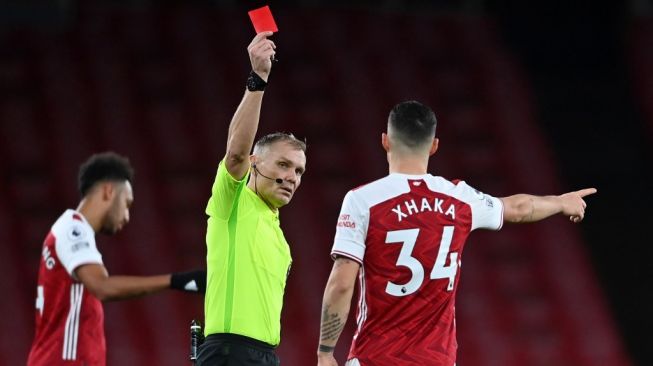 Gelandang Arsenal, Granit Xhaka (kanan) diganjar kartu merah oleh wasit pada laga Liga Inggris 2020/2021 kontra Burnley di Emirates Stadium, London, Senin (14/12/2020). [LAURENCE GRIFFITHS / POOL / AFP]