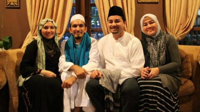 Umar Lubis dan Shabri Lubis bersama saudara perempuannya. [Facebook]
