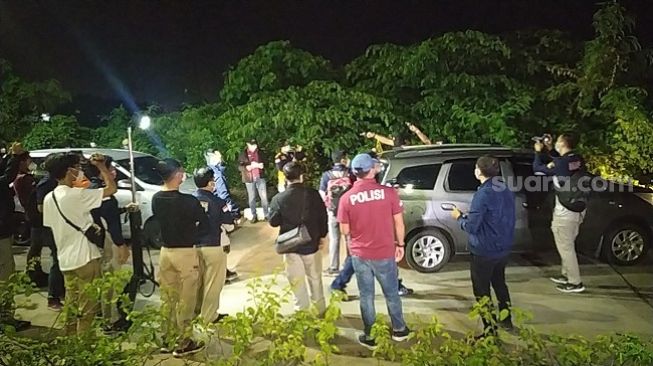 Rekonstruksi pertama bentrok laskar FPI vs Polisi di Tol Japek, Senin (14/12/2020) dini hari WIB. (Suara.com/Tio)