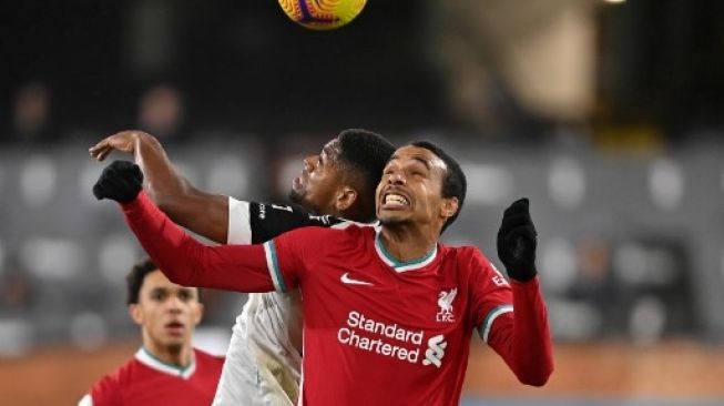 Aksi Joel Matip pada pertandingan Liverpool melawan Fulham malam tadi. (MIKE HEWITT / POOL / AFP)